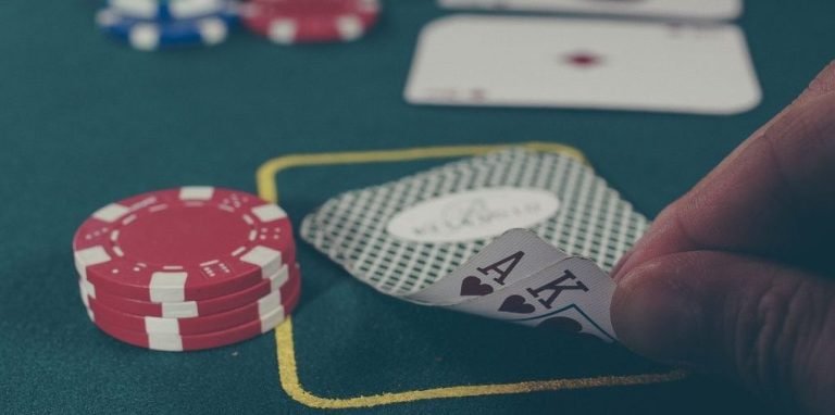 Permainan Casino Hold'em di studio live pokermania88 dengan dealer profesional